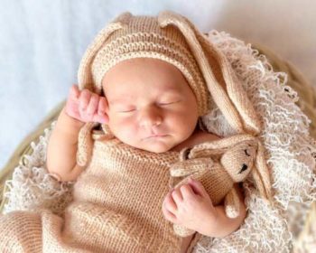 Ein großes Kuscheltier darf nicht ohne Aufsicht mit dem Baby schlafen