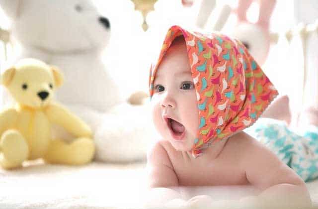 Baby mit Plüschtieren