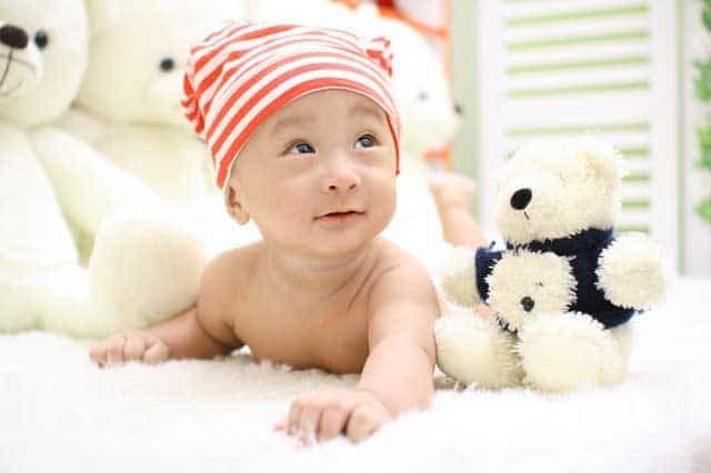 Baby mit Teddys